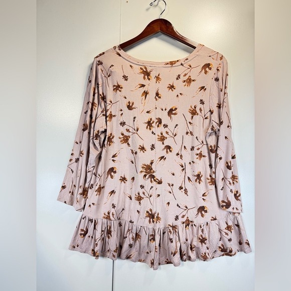 LOGO Lori Goldstein Women's Floral Print V-Neck Ruffle Hem 3/4 Sleeve Top - Picture 2 of 11